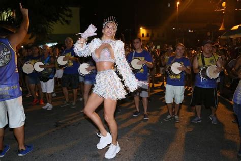 L Via Andrade Criticada Por Look Em Ensaio De Carnaval E Rebate