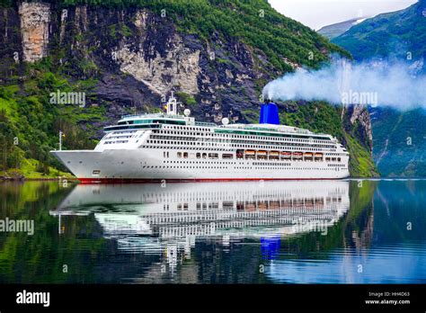 Cruise Liners Hi Res Stock Photography And Images Alamy