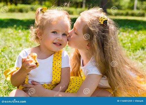 Portrait Des Deux Filles Adorables Heureuses Denfants De Soeurs