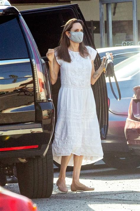 La blonde est belle Jolie a changé son image de façon inattendue Elle a lair plus lumineuse