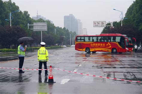 护航中考 运城公安交警雨中坚守 “ 护考岗 ” 为考生出行撑起“安全伞”澎湃号·政务澎湃新闻 The Paper