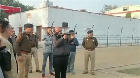 बिजनौरपुलिस लाइन में दंगाइयों से निपटने के लिए बलवा ड्रिल का अभ्यास