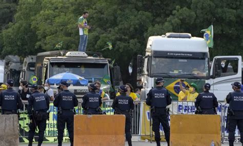 Caminhoneiros pró Bolsonaro bloqueiam estradas em ao menos 11 estados