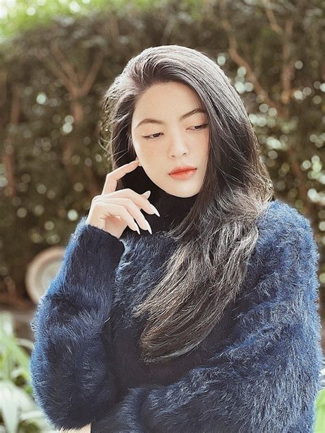 Sắc vóc gợi cảm của hot girl sắp làm vợ Quang Hải