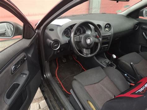 Seat Ibiza III 1 4 16V 75 Épave 2006 Noir