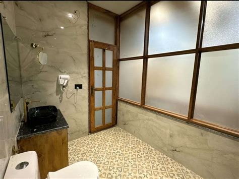 Infinity Glass Room With Hot Water Jacuzzi In Manali Bunkout