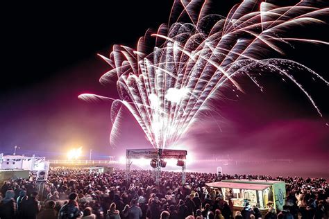 Zentrale Party Und Feuerwerk Auf Dem Strand An Der Trinkkurhalle