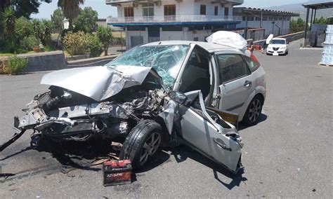 Belpasso Incidente Stradale Sulla Sp Ferita Una Donna Rumena Di