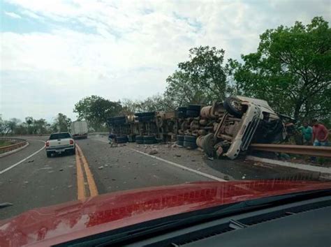 Carreta Com Carga De Calcário Sai Da Pista E Fica Destruída Ao Tombar