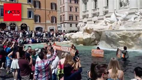 Klimaaktivisten schütten schwarze Farbe in berühmten Trevi Brunnen in