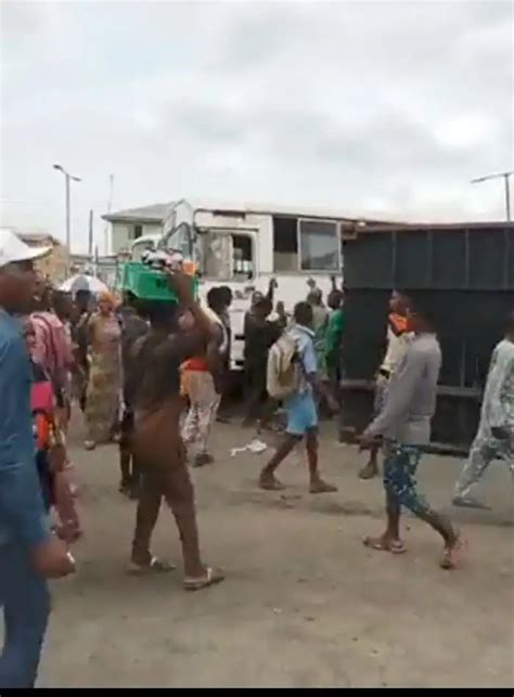 Feet Container Falls Off Trailer In Lagos Bridge Video Newsblenda