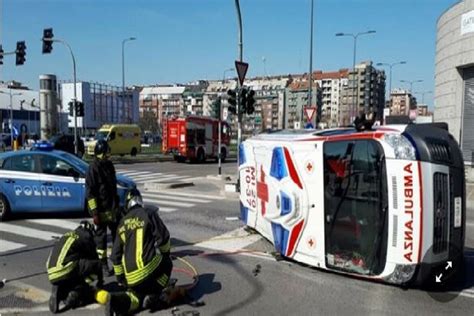 Viale Monte Ceneri Ambulanza Si Ribalta Dopo Incidente Sulla