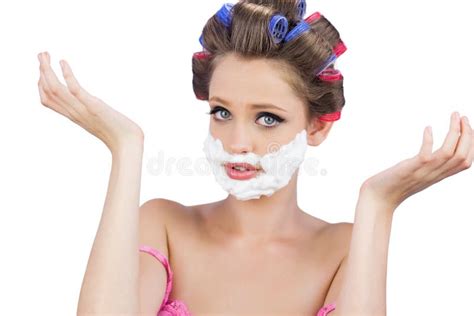 Femme De Interrogation Avec Raser La Mousse Sur Le Visage Image Stock