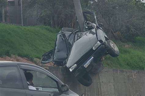 Impressionante carro abraça poste em acidente grave na Raposo