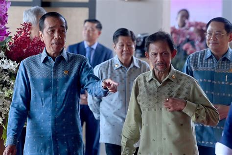 FOTO Jokowi Hadiri Retreat Session KTT Ke 42 ASEAN