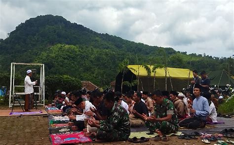 Penuh Khidmat Korban Gempa Cianjur Gelar Salat Jumat Pertama Di Tenda