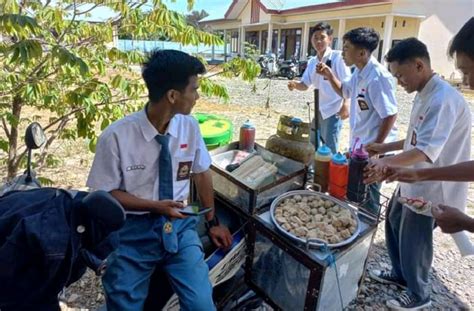 Siswa Smk 8 Luwu Utara Ini Rela Jual Somai Di Sekolah Untuk Bantu Keluarga