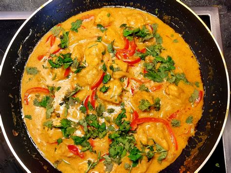 Poulet coco ail curry curcuma à la coriandre et aux poivrons un plat