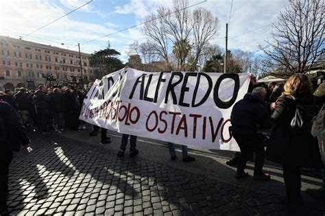 Caso Cospito Manifestazioni A Roma E Milano Sassaiola Davanti Al