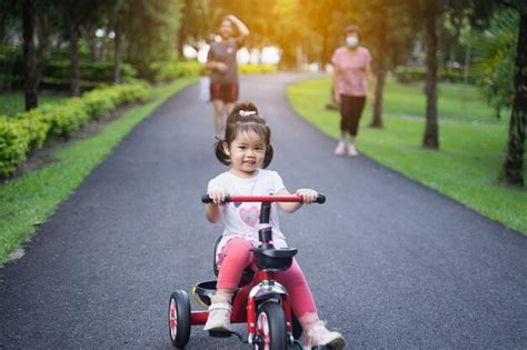 自転車に乗っているかわいい子供たち。自転車に乗るのを楽しんでいる子供たち。 プレミアム写真