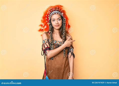 Joven Y Hermosa Latina Con Traje Indio Apuntando Con El Dedo De La Mano Hacia El Costado