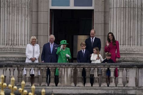 Elisabetta II Si Affaccia Dal Balcone Di Buckingham Palace