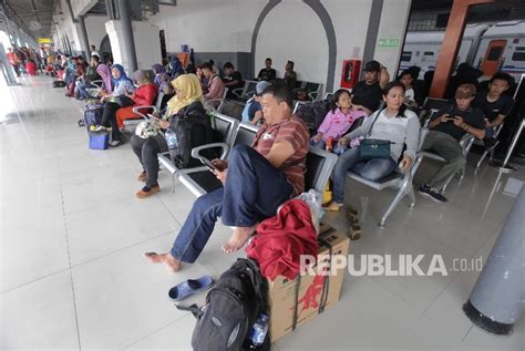 Libur Panjang Penumpang Kereta Api Melonjak Republika Online