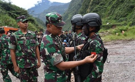 Tumpas Kkb Di Papua Prajurit Tni Terima Penghargaan Fajar