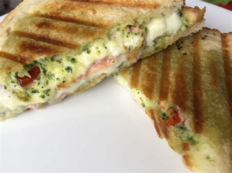 Tosti Met Mozzarella Pesto Rauwe Ham En Zongedroogde Tomaatjes Artofit