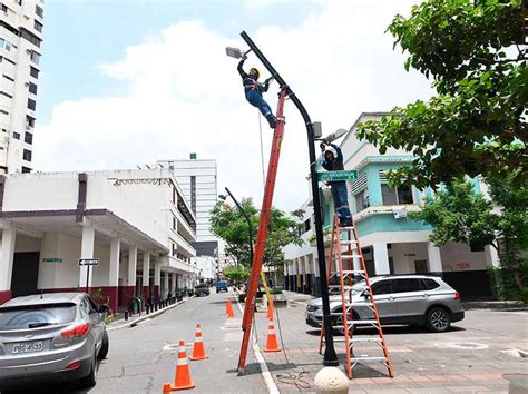 La Alcaldía De Guayaquil Renueva La Iluminación En Zonas Comerciales Y