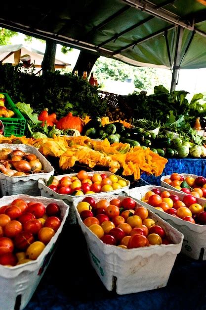 Puesto De Mercado Con Frutas Y Verduras Foto Premium