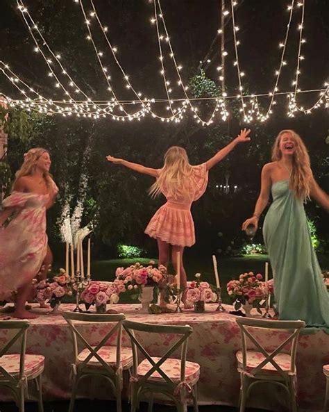 Vibes Wedding Vibes Italy Sommer Nights Girls Dancing On The Table