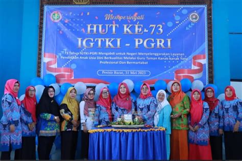 Bunda Paud Kabupaten Pesisir Barat Membuka Secara Resmi Pembukaan Hardiknas Dan Hut Igtki Pgri