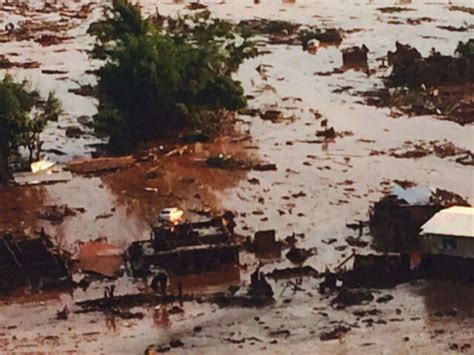 Barragens rompem e inundam cidade no município mineiro de Mariana