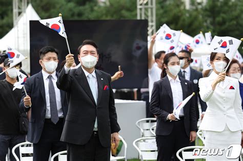 태극기 흔드는 윤 대통령과 김건희 여사 네이트 뉴스