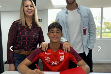 Filho de Eliza Samúdio assina contrato como goleiro no aniversário da mãe