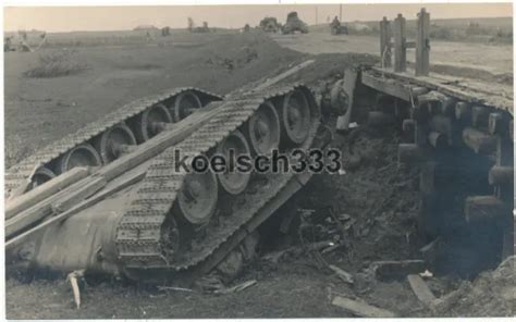 Foto Russischer T Panzer Auf Dem Kopf Liegend Neben Einer Br Cke Im