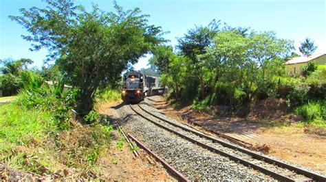 Trem Locotrol Carregado Locomotivas BB36 Na Curva De Ferradura Em