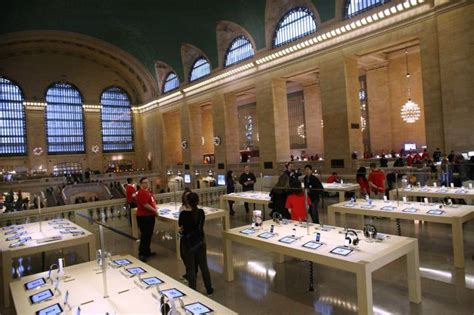 Apple Faithful Flock To Grand Central Opening (Video)