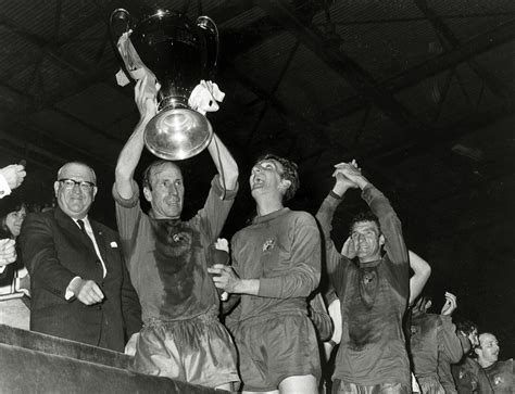 Bobby Charlton Lifts The First Of Manutd S Three European Cups Back In