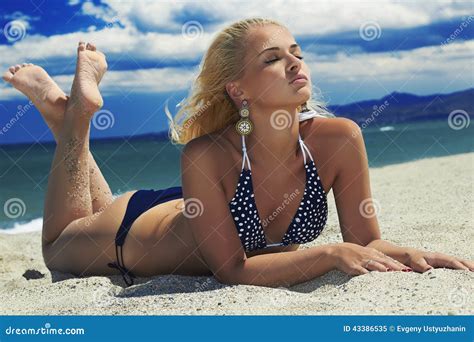Mooie Sexy Blonde Vrouw Op Het Strand Het Meisje Van De Schoonheid In Bikini De Vakantie Van De