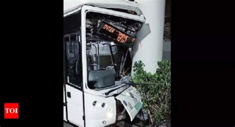 Bengaluru Airport Shuttle Bus Crashes Into Pillar 12 Flyers Hurt Bengaluru News Times Of India