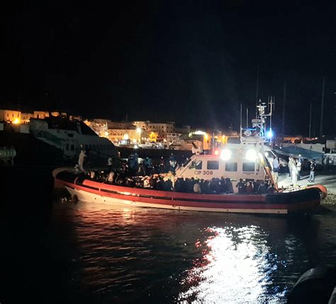 Sbarchi Notte D Inferno A Lampedusa Quasi 3 000 Migranti Ammassati