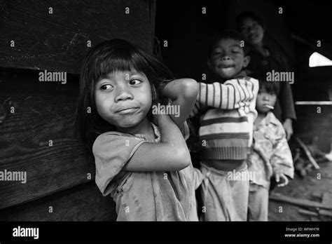 Pauvres enfants Banque de photographies et dimages à haute résolution