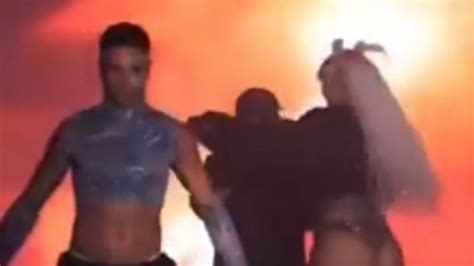 Pabllo Vittar empurra fotógrafo rasga roupa e desabafa durante show