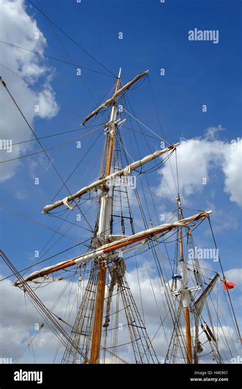 Tall Mast Hi Res Stock Photography And Images Alamy