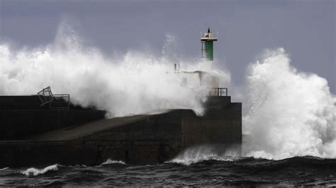 El Litoral Asturiano En Alerta Por Olas De Metros