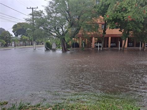 Chuva forte causa alagamentos e inunda residências em Guaíba