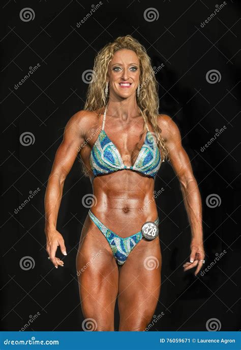 Athlète Poses De Forme Physique Dans Le Bikini Photo éditorial Image