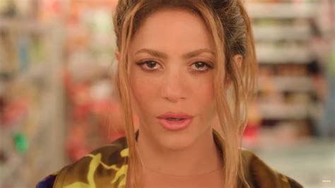 Las pedradas que Shakira lanza a Piqué en su nuevo clip de Monotonía